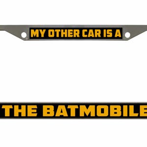Puede incluir: Un marco de matrícula de coche plateado con texto negro y amarillo que dice "My other car is a The Batmobile".