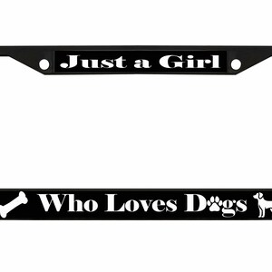 Marco de matrícula de metal personalizado con el logo de Just a Girl Who Loves Dogs. Accesorio para coche. Funda para portaetiquetas.