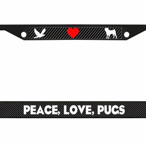 Könnte beinhalten: Schwarzer Kennzeichenrahmen mit Karbonfasermuster. Er zeigt eine weiße Taube, ein rotes Herz und eine Mops-Silhouette. Der Text "PEACE, LOVE, PUGS" ist in Weiß dargestellt.