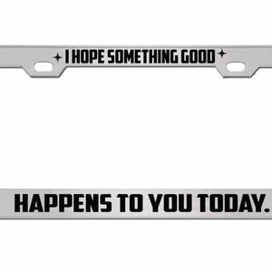 Puede incluir: Un marco de matrícula plateado con el texto en negro "I HOPE SOMETHING GOOD HAPPENS TO YOU TODAY.". El marco es rectangular con esquinas redondeadas y decoraciones de estrellas.