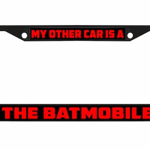 Puede incluir: Marco de matrícula de metal negro con texto rojo que dice "My other car is a The Batmobile".