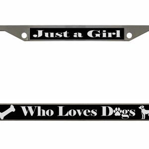 Marco de matrícula de metal personalizado con el logo de Just a Girl Who Loves Dogs. Accesorio para coche. Funda para portaetiquetas.