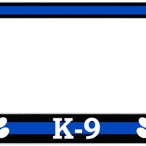 Puede incluir: Un marco cromado para matrícula con una franja azul y el texto "K-9". El marco tiene huellas de patas blancas sobre un fondo negro. La parte superior e inferior del marco tienen una franja azul.