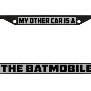 Puede incluir: Marco de matrícula de metal negro con fondo plateado y el texto "MY OTHER CAR IS A THE BATMOBILE".