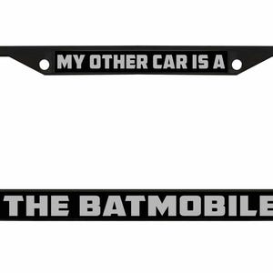 Puede incluir: Marco de matrícula de metal negro con el texto "My other car is a The Batmobile" en letras plateadas.