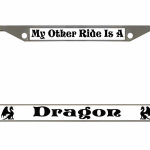 Puede incluir: Un marco de matrícula plateado con el texto "My Other Ride Is A Dragon" en negro. La palabra "Dragon" está centrada en la parte inferior, flanqueada por siluetas de dragones negros. Un divertido accesorio para coches.