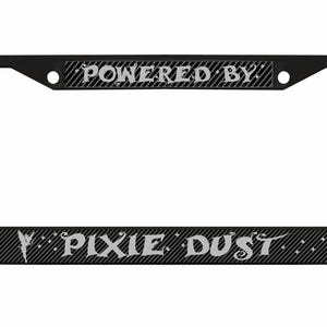 以下が含まれることがあります： カーボンファイバー柄の黒いナンバープレートフレームで、銀色の文字で「Powered by Pixie Dust」と書いてあります。
