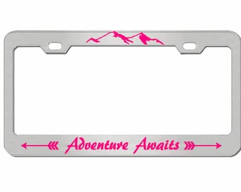 Moldura para placa de carro com design de montanhas e aventura aguarda, personalizada / Acessórios para carro, capa para porta-etiqueta de carro
