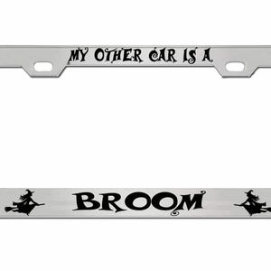 Puede incluir: Un marco de matrícula de coche plateado con texto negro que dice "My other car is a BROOM" con una silueta de bruja a cada lado.