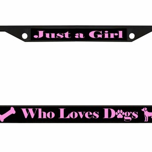 Marco de matrícula de metal personalizado con el logo de Just a Girl Who Loves Dogs. Accesorio para coche. Funda para portaetiquetas.