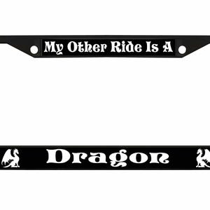 Puede incluir: Marco de matrícula de metal negro con texto blanco que dice "My Other Ride Is A Dragon". El marco tiene dos siluetas de dragones blancas a cada lado del texto.