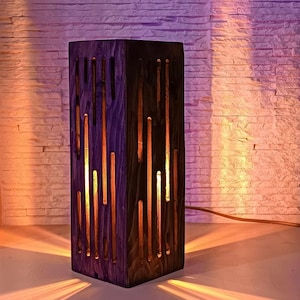 Geometryczna lampa stołowa z litego drewna: rustykalna lampka nocna