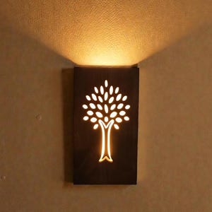 Luminária de parede rústica Árvore da Vida, feita à mão em madeira.