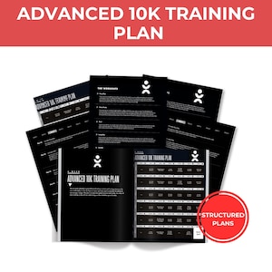 Pode incluir: Um guia de treino impresso intitulado Advanced 10K Training Plan com páginas pretas, texto branco e um pequeno logótipo branco de uma figura de palito. O documento inclui um horário semanal estruturado, descrições de treinos e um emblema vermelho.