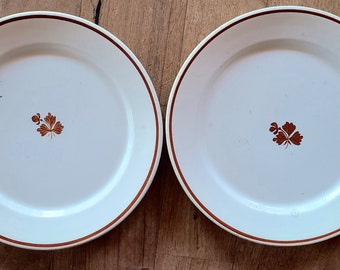 Perfect for Afternoon Tea or on a Lady/'s Dresser or Vanity. Wonderful Porcelain Wedgwood Leaf-Shaped PinRing Dish in Mirabelle