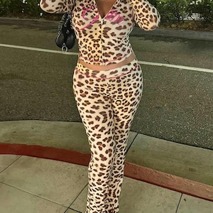 Conjunto de dos piezas para mujer con estampado de leopardo y letras MAGIC