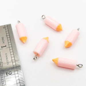 5 colgantes de resina para lápices, lápiz rosa, 24 x 8 mm, metal plateado, escolar