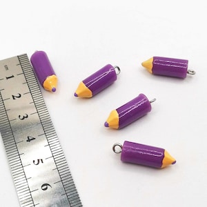 5 colgantes de resina para lápices, lápiz morado, 24 x 8 mm, metal plateado, escolar