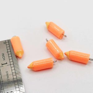 5 colgantes de resina para lápices, lápiz naranja, 24 x 8 mm, metal plateado, escolar