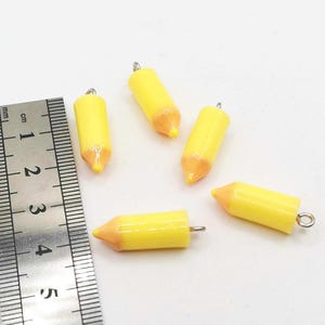 5 colgantes de resina para lápices, lápiz amarillo, 24 x 8 mm, metal plateado, escolar
