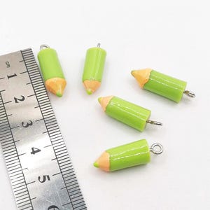 5 colgantes de resina para lápices, lápiz verde, 24 x 8 mm, metal plateado, escolar