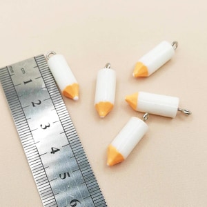 5 colgantes de resina para lápices, lápiz blanco, 24 x 8 mm, metal plateado, escolar
