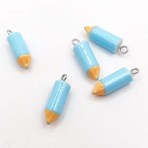5 colgantes de resina para lápices, lápiz azul, 24 x 8 mm, metal plateado, escolar