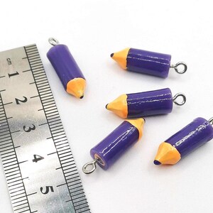 5 colgantes de resina para lápices, lápiz morado, 24 x 8 mm, metal plateado, escolar