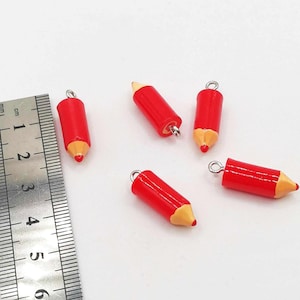 5 colgantes de resina para lápices, lápiz rojo, 24 x 8 mm, metal plateado, escolar