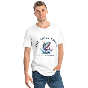 Pode incluir: Camiseta branca com um gráfico de peixe azul, branco e laranja e o texto "CAST. CHILL. CATCH!"  Fishing The Ultimate Catch.