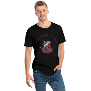 Pode incluir: Camiseta preta com um gráfico vermelho de um peixe saltando para fora da água. O gráfico diz "Cast. Chill. Catch!" e "Fishing The Ultimate Catch".