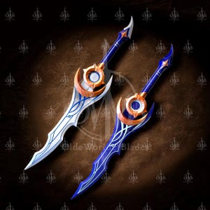 Puede incluir: Dos espadas de fantasía con hojas blancas y azules, y empuñaduras doradas y azules. Las espadas tienen un diseño de media luna en la empuñadura y un diseño en forma de estrella en la parte superior del mango. Las hojas tienen un patrón decorativo.