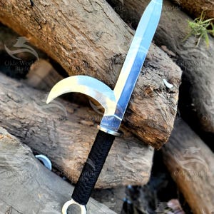 Handmade Kyoketsu-Shoge dagger inspired by Nobu Yoshioka, crafted with a double-edged carbon steel blade. Features traditional ninja weapon design with a curved hook blade and durable rope handle for realistic martial arts training, cosplay, or collector display. Perfect for samurai and ninja gear fans. This authentic ninja replica combines Japanese craftsmanship and tactical appeal, making it a unique gift for martial artists, collectors, or historical weapon lovers.