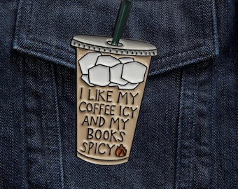 Me gusta el café helado y los libros picantes. Pin esmaltado – Pin de café helado – Regalo para amantes de los libros – Pin literario picante