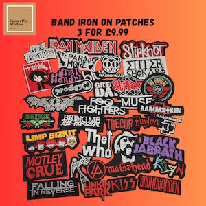 Puede incluir: Un conjunto de parches termoadhesivos de bandas de rock y metal. Los parches tienen varias formas y tamaños, con nombres y logotipos de bandas en diferentes colores. El fondo es un degradado de naranja y rojo.