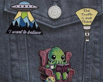 Pin de esmalte de extraterrestre y ovni: "Quiero creer, la verdad está ahí fuera", adorable pin de solapa de esmalte duro de Cthulhu.
