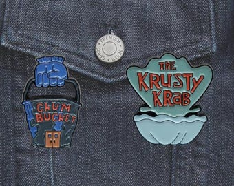 Pin de esmalte inspirado en el Crustáceo Cascarudo y el Cubo de Carnada: Pin de solapa de esmalte duro de dibujos animados de Fondo de Bikini.