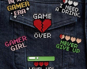 Insignia Pixel Gamer / Pin esmaltado de videojuegos retro / Pines de Game Over, Level Up, Gamer Girl / Lindos accesorios de 8 bits