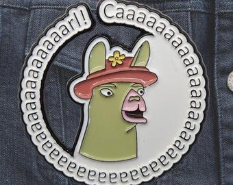 Pin de esmalte de llamas con sombreros: divertido pin de solapa con meme "Caarrrllllll", adorable insignia de alpaca para chaquetas y mochilas.