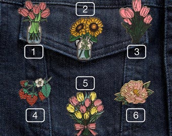 Colección de adorables pines esmaltados con motivos florales: tulipanes, girasoles, fresas y peonías. Un regalo con estética cottagecore.