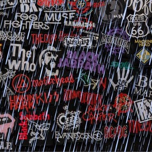 Peut inclure: Un assemblage de patchs de groupes musicaux, avec des logos tels que Metallica, Black Sabbath et Bob Marley, sur fond noir. Les patchs, de formes et tailles variées, présentent du texte et des graphiques. Des traits blancs simulent la pluie.