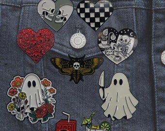 Pin gótico esmaltado con diseño de calavera, fantasma, polilla y corazón. Accesorio de regalo para chaqueta gótica kawaii.