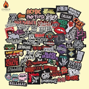 Puede incluir: Un conjunto de parches bordados con logotipos y nombres de bandas, incluyendo AC/DC, Pink Floyd y Black Sabbath. Los parches son de varias formas y colores, con texto y gráficos. Los parches están sobre un fondo amarillo claro.