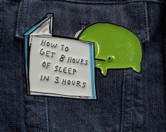 Pin esmaltado de rana divertida / "Cómo dormir 8 horas en 3 horas" / Pin de rana adorable / Pin de humor para introvertidos / Pin de meme de cansancio