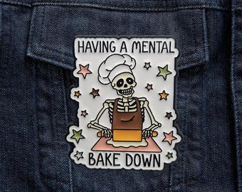 Pin esmaltado de esqueleto divertido para hornear – “Teniendo un bajón mental al hornear” – Pin de solapa con humor negro y simpático – Regalo para amantes de la repostería – Humor gótico en la cocina
