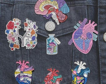 Pin de esmalte anatómico de corazón y cerebro: pulmones florales, arte gótico de órganos. Pin de solapa de esmalte duro.