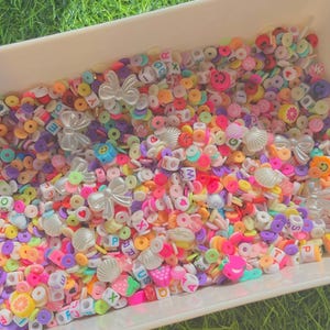 Kleurrijke preppy kraalconfetti