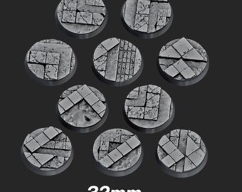 Puede incluir: Nueve bases circulares grises con patrones texturizados de piedra. Las bases tienen 32 mm de diámetro y están dispuestas sobre un fondo oscuro. Las bases están diseñadas para figuras en miniatura.