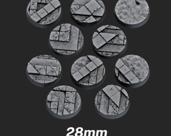 Puede incluir: Un conjunto de nueve bases redondas grises texturizadas para figuras en miniatura. Las bases presentan un patrón de piedra o baldosas. El texto "28mm" en la parte inferior indica el tamaño, 2,8 cm. Para juegos de mesa.