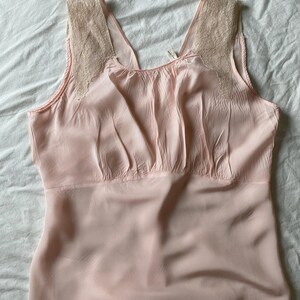 Abito sottoveste vintage rosa anni '30 con dettagli in pizzo, sottoveste in rayon, taglio sbieco, taglia media